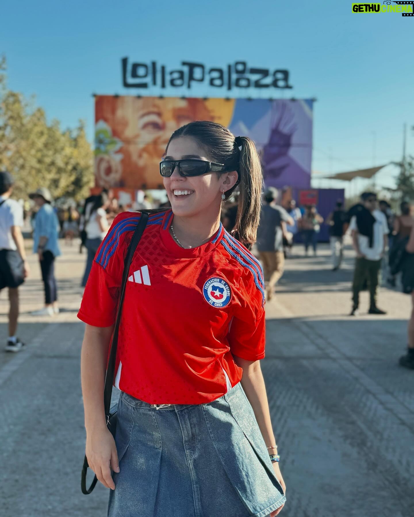 Tati Fernández Instagram - #orgullochileno ❤️ nuestra camiseta, nuestra roja. Así llevamos nuestra estrella a donde sea, con @adidascl 🇨🇱