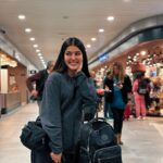 Tati Fernández Instagram - Nos vamos de viaje!🖤 será una aventura increíble junto a @samsungchile y @franchekal 👀 Adivinan a donde vamos? ✈️ Gracias @oliverbornercerda por venir a dejarme te amo!!!