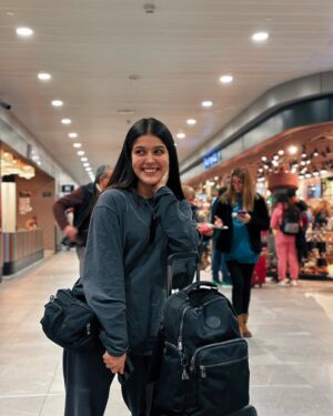 Tati Fernández Instagram - Nos vamos de viaje!🖤 será una aventura increíble junto a @samsungchile y @franchekal 👀 

Adivinan a donde vamos? ✈️

Gracias @oliverbornercerda por venir a dejarme te amo!!!