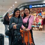 Tati Fernández Instagram - Nos vamos de viaje!🖤 será una aventura increíble junto a @samsungchile y @franchekal 👀 Adivinan a donde vamos? ✈️ Gracias @oliverbornercerda por venir a dejarme te amo!!!