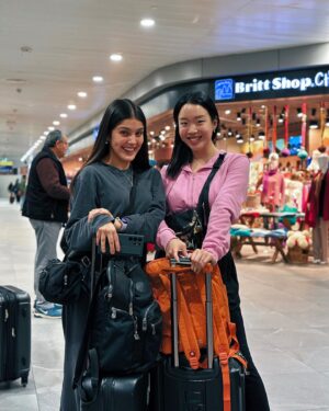 Tati Fernández Instagram - Nos vamos de viaje!🖤 será una aventura increíble junto a @samsungchile y @franchekal 👀 

Adivinan a donde vamos? ✈️

Gracias @oliverbornercerda por venir a dejarme te amo!!!