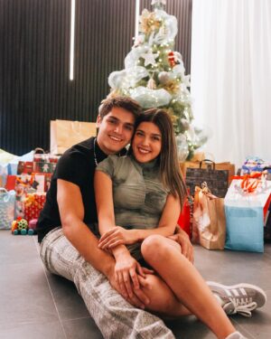 Tati Fernández Instagram - Feliz navidad 🎄… Disfruten junto a sus seres queridos! Pd: Estamos felices porque es la primera Navidad en nuestro terreno❤️