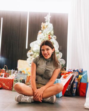 Tati Fernández Instagram - Feliz navidad 🎄… Disfruten junto a sus seres queridos! Pd: Estamos felices porque es la primera Navidad en nuestro terreno❤️