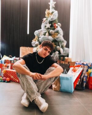 Tati Fernández Instagram - Feliz navidad 🎄… Disfruten junto a sus seres queridos! Pd: Estamos felices porque es la primera Navidad en nuestro terreno❤️