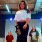 Tati Fernández Instagram - Extrañaba ir a bailar🥹🖤 @connyazuadancefactory