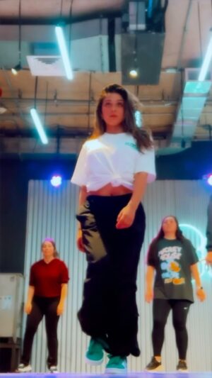 Tati Fernández Instagram - Extrañaba ir a bailar🥹🖤 @connyazuadancefactory