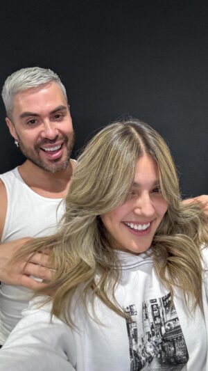 Tati Fernández Instagram - Me tinturó el pelo y obvio que…👀
Si van de mi parte con @pablozelaznog tienen un descuento de 50mil pesos 🤩🤍