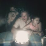 Tati Fernández Instagram - mi tata🤍 Ahora mismo estoy a miles de kilómetros, tengo una pena enorme de no poder estar a tu lado, me tomo por sorpresa, no lo creo, no lo asimilo. Pero a pesar de eso estoy tranquila que la lucha terminó.. fueron meses que te vimos sufrir, meses de altas y bajas, meses donde mi mamá dio la vida por ti! pero a pesar de aveces no recordarnos o estar de malas, siempre nos sacabas una sonrisa. Siempre recordaré cuando me decías “mi niña bonita” Jamás me olvidaré que hasta el último me decías “mi niña bonita” y con la poca fuerza que tenías, me recordabas. Jamás olvidaré cuando jugábamos a las cartas, cuando nos hacías pasar debajo del caballo porque sabías que no nos haría nada, jamás olvidaré cuando almorzábamos y me retabas para que me comiera toda la comida. Jamás olvidaré tus historias, jamás olvidaré cuánto te gustaba ir a ver los partidos de futbol, jamás olvidaré cuando bromeabas de que eras el viejo del saco, jamás olvidaré el amor que me tenías, jamás olvidaré cuando me hacías el pan con palta como a mí me gustaba, no olvidaré cuando me llamabas siempre por teléfono, no olvidaré tus chistes, siempre me acordaré de tus mañas, tu forma de ser, tu valentía y muchas cosas más. Te amo Tata 🤍