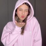 Tati Fernández Instagram – El año se termina, pero los momentos perduran. 🤩

Un detalle inolvidable siempre lo encuentras en adidas.cl 🎁🎄