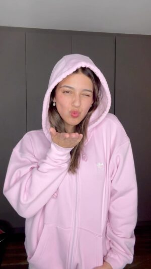 Tati Fernández Instagram - El año se termina, pero los momentos perduran. 🤩

Un detalle inolvidable siempre lo encuentras en adidas.cl 🎁🎄