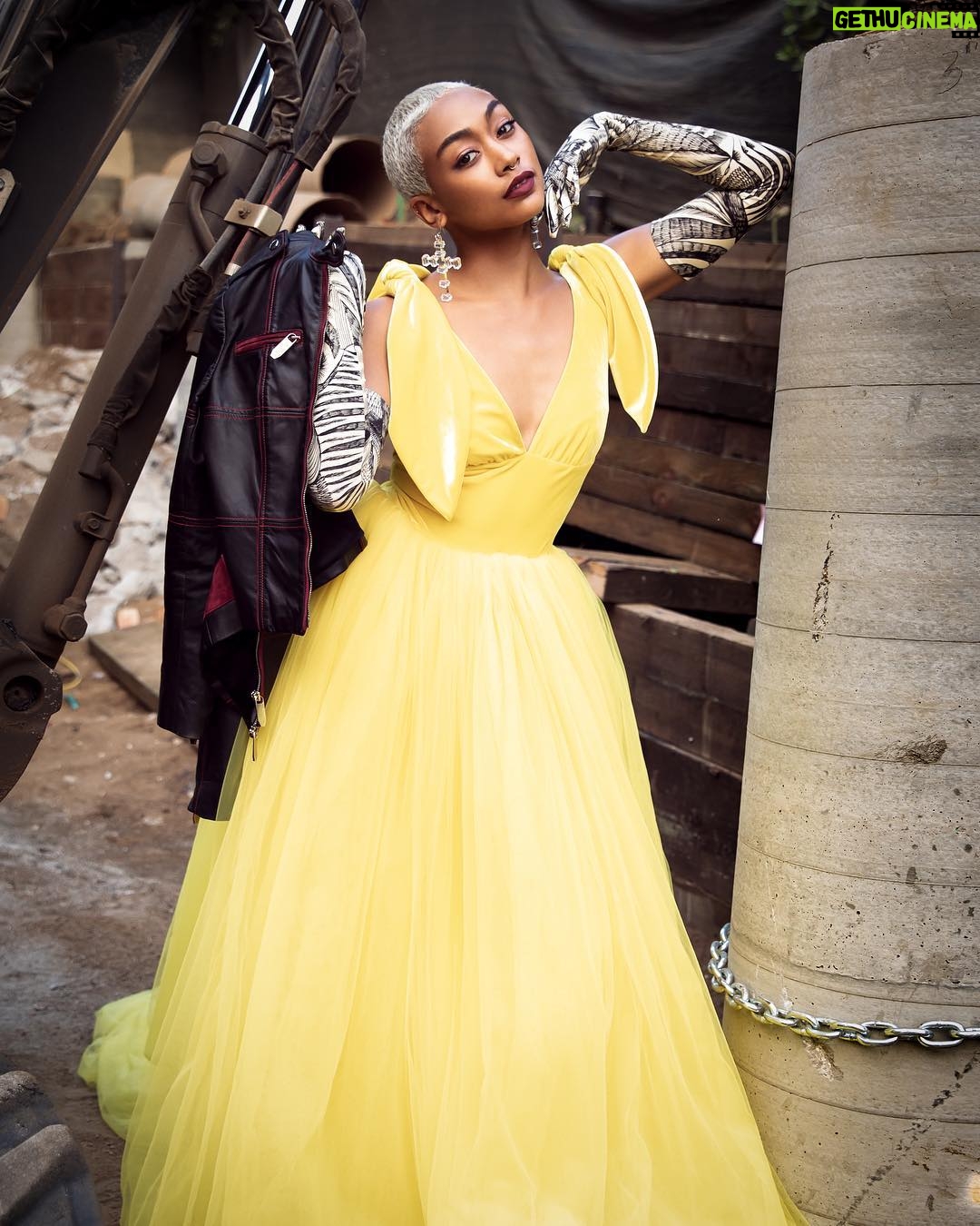 Tati Gabrielle Instagram - Step 1: hop a fence Step 2: get the shot Step 3: book it out of there before the cops get you for trespassing 🤫 Step 4: send a BIG shout out and thank you to @teenvogue for featuring me!! Much love to you guys! 💗 Go check out the article in my story :) 📸: @tizianolugli 💃🏽: @charliebrianna 💄: @elienmaalouf