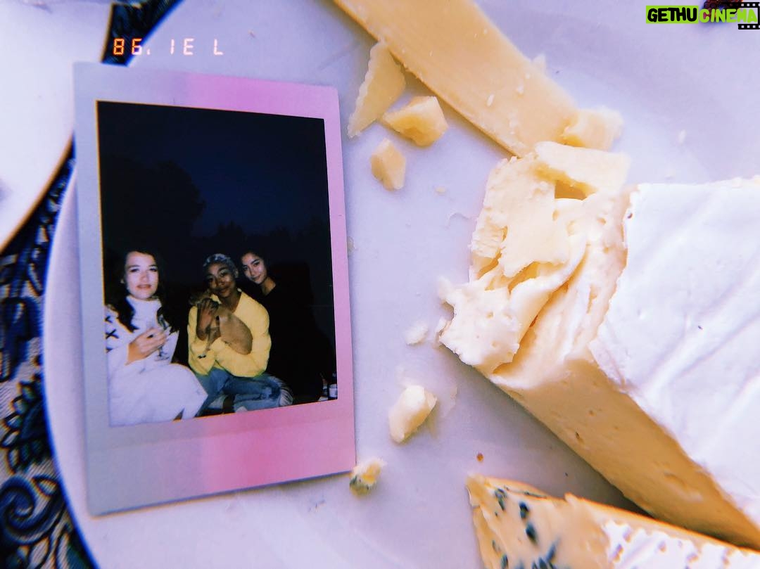 Tati Gabrielle Instagram - May I have some smiles with cheese on the side? #saycheese #peaceandlove