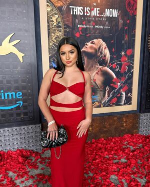 Tati McQuay Instagram - A week full of love 🌹 #ThisIsMeNow premiere starring the queen @jlo ❤️

Dress: @studiio.96 | Earrings: @wear.erkoos 
@eveleighstyle @primevideo @amazonstudios @primerolatino