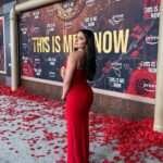 Tati McQuay Instagram - A week full of love 🌹 #ThisIsMeNow premiere starring the queen @jlo ❤️ Dress: @studiio.96 | Earrings: @wear.erkoos @eveleighstyle @primevideo @amazonstudios @primerolatino