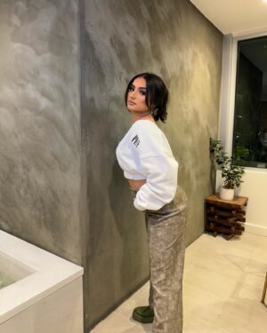 Tati McQuay Instagram - Alexa play ‘Big Difference’ by Nicki Minaj 💸 @prettylittlething #PLTpartner 

Top - sku code (CNG7240)
Pants - sku code (CNG8769)