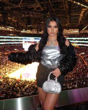 Tati McQuay Instagram - Digital camera pics & basketball games >> 

Lakers vs Clippers last night w/ @prettylittlething 🏀💕