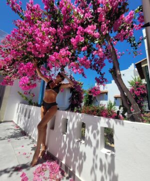 Tatiana-Laurence Delarue Instagram - 🌺L'âme est une fleur délicate exposée au vent de la destinée. Les brises du matin la secouent et les gouttes de rosée lui ploie le cou🌺

@paulmariecrete L'unique lieu de toutes mes destinations où j'ai pu voir des #bougainvillier si extraordinairement magnifique
#bougainvillea 

👙 by @swimoon_fr (ils changent de couleur à la lumière,  au soleil🌞)

#crete
#grece
#travel
#holiday
#paulmarieapartments