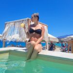 Tatiana-Laurence Delarue Instagram - 🇬🇷Après les sensations fortes d'hier... À la découverte des plus belles plages de #crete et elles sont plus sublimes les unes que les autres 🌊 D'un bleu unique, sauvage, eaux très très chaudes et translucides, sable fin de différents coloris, divine mer #mediterranee #grece #greece si envoûtante 💙🩵💦 🍹Et vous, quel est votre cocktail 🍸 ou boisson favorite? #crete #grece #travel #holiday