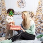 Tatiana-Laurence Delarue Instagram - De belles fêtes de fin d'année à vous tous... Le plein de bisous et de chocolats 🍫 🎅. Tu as transformé pour la 3 ème fois, ce Noël 2023 en Magie, mon petit lutin de mon Amour❄️☃️🎁🎄 Love #christmas #myson