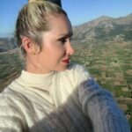 Tatiana-Laurence Delarue Instagram - 🇬Petit incident de #montgolfière 🥵🙈😳 Ça rajoute de fortes sensations à l'expérience déjà très intense😅😂 Il a fallut que je dise : Le ballon monte à plus de 500 mètres en quelques secondes. Je n'étais pas prête à ce qu'il monte ausi vite, avec autant de douceur, on se retrouve très très haut, avant même que notre esprit percute...