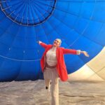 Tatiana-Laurence Delarue Instagram - 🇬Petit incident de #montgolfière 🥵🙈😳 Ça rajoute de fortes sensations à l'expérience déjà très intense😅😂 Il a fallut que je dise : Le ballon monte à plus de 500 mètres en quelques secondes. Je n'étais pas prête à ce qu'il monte ausi vite, avec autant de douceur, on se retrouve très très haut, avant même que notre esprit percute...