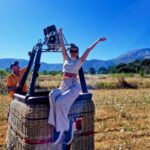 Tatiana-Laurence Delarue Instagram - 🇬Petit incident de #montgolfière 🥵🙈😳 Ça rajoute de fortes sensations à l'expérience déjà très intense😅😂 Il a fallut que je dise : Le ballon monte à plus de 500 mètres en quelques secondes. Je n'étais pas prête à ce qu'il monte ausi vite, avec autant de douceur, on se retrouve très très haut, avant même que notre esprit percute...