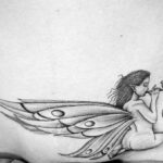 Tatiana-Laurence Delarue Instagram - En ce magnifique Jour très important dans ma vie de Femme et de Maman, je vous laisse découvrir mon nouveau tatouage qui représente beaucoup...Beaucoup... plus qu'un simple #tatoo Une réalisation de 20 Ans de réflexion, de force, de reconstruction... Ma Nymphe Magique a été réalisé hier, pour les 15 Mois de mon bébé Newt de mon Amour infini... Par les talents de Laura, du salon @lau_dp_tattoo (10 Mai 2023) #tatoo #tatoogirl #tatouage #tatouagefemme 🔱Dans les bulles, apparaissent les 4 lettres de son prénom. Dans 4 alphabets différents: ❤️N: Alphabet Angélique ❤️E: Alphabet Thébain ❤️W: Alphabet Elfique ❤️T: Alphabet Céleste. 🖤✒️ Je tenais à vous annoncer en cet instant qui compte beaucoup pour moi, que suite à mon divorce, je ne porte plus le nom du 👼🏽Papa d'Amour👼🏽 de Newt @xavierdelarue J'ai avec une Si Grande Fierté, choisi de porter le nom de jeune fille de ma Maman. 🙏🏼Tatiana-laurence Levasseur🙏🏼 Aujourd'hui nous avons cette liberté de porter le nom de sa Maman, de son Papa, les deux ! De son époux, de son épouse, les deux ! Ça y est, tous mes papiers d'identité, passeport... Viennent d'être réceptionnés avec émotion🤍 C'est officiel ! Maman est partie trop tôt... Mais son nom va continuer son histoire et elle sera bien différente, dans le bonheur, la joie... Comme je lui avait promis avant mes 12 Ans qui auront bouleversé à tout jamais cette vie🤍 Ma maman, est un ange dans les cieux à présent et son nom, va résonner sur terre, dans la Lumière et dans l'Amour. 🕯 Tendrement A Vous Tous❣️