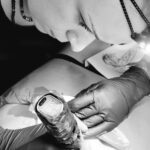 Tatiana-Laurence Delarue Instagram - En ce magnifique Jour très important dans ma vie de Femme et de Maman, je vous laisse découvrir mon nouveau tatouage qui représente beaucoup...Beaucoup... plus qu'un simple #tatoo Une réalisation de 20 Ans de réflexion, de force, de reconstruction... Ma Nymphe Magique a été réalisé hier, pour les 15 Mois de mon bébé Newt de mon Amour infini... Par les talents de Laura, du salon @lau_dp_tattoo (10 Mai 2023) #tatoo #tatoogirl #tatouage #tatouagefemme 🔱Dans les bulles, apparaissent les 4 lettres de son prénom. Dans 4 alphabets différents: ❤️N: Alphabet Angélique ❤️E: Alphabet Thébain ❤️W: Alphabet Elfique ❤️T: Alphabet Céleste. 🖤✒️ Je tenais à vous annoncer en cet instant qui compte beaucoup pour moi, que suite à mon divorce, je ne porte plus le nom du 👼🏽Papa d'Amour👼🏽 de Newt @xavierdelarue J'ai avec une Si Grande Fierté, choisi de porter le nom de jeune fille de ma Maman. 🙏🏼Tatiana-laurence Levasseur🙏🏼 Aujourd'hui nous avons cette liberté de porter le nom de sa Maman, de son Papa, les deux ! De son époux, de son épouse, les deux ! Ça y est, tous mes papiers d'identité, passeport... Viennent d'être réceptionnés avec émotion🤍 C'est officiel ! Maman est partie trop tôt... Mais son nom va continuer son histoire et elle sera bien différente, dans le bonheur, la joie... Comme je lui avait promis avant mes 12 Ans qui auront bouleversé à tout jamais cette vie🤍 Ma maman, est un ange dans les cieux à présent et son nom, va résonner sur terre, dans la Lumière et dans l'Amour. 🕯 Tendrement A Vous Tous❣️