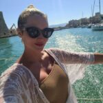 Tatiana-Laurence Delarue Instagram - ⛵️ Départ du port de #heraklion pour vivre un coucher de soleil #sunset à bord... #voilier Moment suspendue dans le temps, avec une équipe de choc et un skipper au top @marcos_skipper Dîner au #coucherdusoleil ça va être magique... A toute touteeeee 🌅 Organisation parfaite by @paulmariecrete 🌺🩷🌺 🇬🇷 #crete #greece