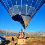 Tatiana-Laurence Delarue Instagram - 🇬Petit incident de #montgolfière 🥵🙈😳 Ça rajoute de fortes sensations à l'expérience déjà très intense😅😂 Il a fallut que je dise : Le ballon monte à plus de 500 mètres en quelques secondes. Je n'étais pas prête à ce qu'il monte ausi vite, avec autant de douceur, on se retrouve très très haut, avant même que notre esprit percute...