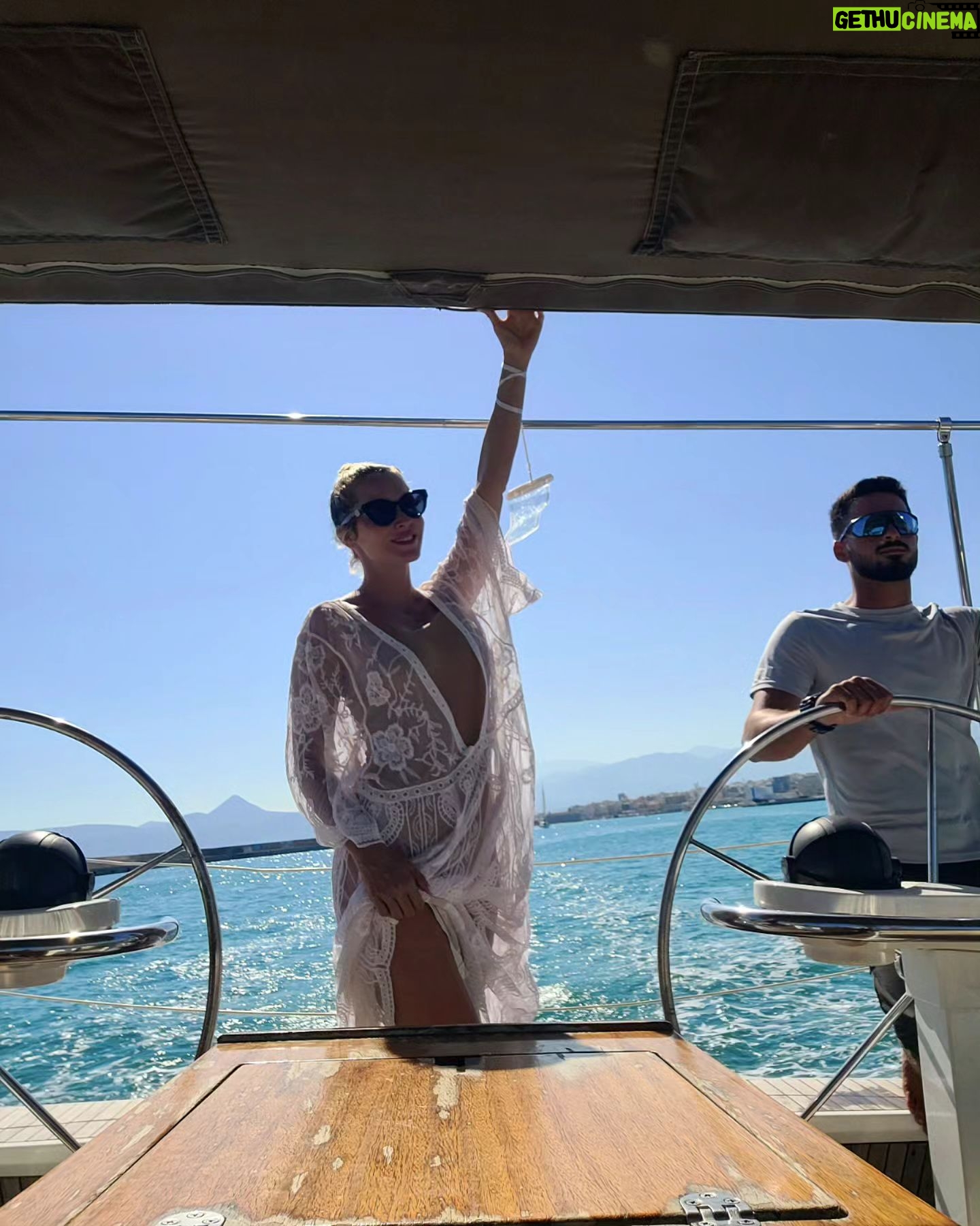 Tatiana-Laurence Delarue Instagram - ⛵️ Départ du port de #heraklion pour vivre un coucher de soleil #sunset à bord... #voilier Moment suspendue dans le temps, avec une équipe de choc et un skipper au top @marcos_skipper Dîner au #coucherdusoleil ça va être magique... A toute touteeeee 🌅 Organisation parfaite by @paulmariecrete 🌺🩷🌺 🇬🇷 #crete #greece