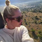 Tatiana-Laurence Delarue Instagram - 🇬Petit incident de #montgolfière 🥵🙈😳 Ça rajoute de fortes sensations à l'expérience déjà très intense😅😂 Il a fallut que je dise : Le ballon monte à plus de 500 mètres en quelques secondes. Je n'étais pas prête à ce qu'il monte ausi vite, avec autant de douceur, on se retrouve très très haut, avant même que notre esprit percute...
