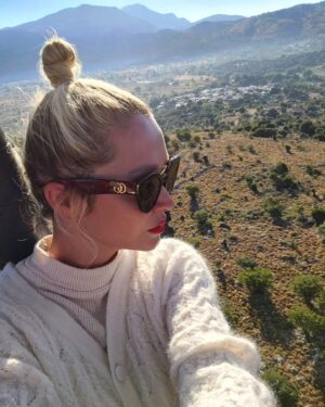 Tatiana-Laurence Delarue Instagram - 🇬Petit incident de #montgolfière 🥵🙈😳

Ça rajoute de fortes sensations à l'expérience déjà très intense😅😂

Il a fallut que je dise :
<Être déçue de ne pas avoir suffisamment vécu le decollage.> Le ballon monte à plus de 500 mètres en quelques secondes. Je n'étais pas prête à ce qu'il monte ausi vite, avec autant de douceur, on se retrouve très très haut, avant même que notre esprit percute... <Pour que le vent nous empêche d'atterrir sur le terrain propice, soit un champs plat>

Résultat !
Le vent nous envoyé, atterrir, dans des roches, sans possibilité de sortie, puisqu'il était totalement fermé par un enclos. 

Heureusement, notre aéronaute très expérimenté a contrôlé le ballon pour qu'il reste stable, sans jamais montrer une goutte de sueur malgré la chaleur et l'inquiétude, un vrai pilote !!!

En ballon, c'est le vent qui nous dirige, on ne peut rien faire sans moteur, contre lui...

Alors, mon vœux finalement a été exaucé!🤭

Nous avons réalisé 2 décollages et évidement 2 atterrissages.

Mon inquiétude était les bouteilles de gaz...🫣

Il en restait une seule, pour réussir à se dirriger vers une sortie pour atterrir et pouvoir sortir de la montgolfière, la récupérer et repartir... 

Second atterrissage qui nous a un peu secoué et surtout, il fallut porter à plusieurs, avec l'aide du gaz qui restait, le ballon, pour le isser jusqu'à la voiture.

Quelle aventure !!!!

Finalement j'ai eu 2 vols au lieu de un et surtout, une aventure encore plus extrêmes que prévu!

J'ai adoré ! Même si je ne vous le cache pas, dans ces moments là, on se demande si en tant que Maman, on a pas été égoïste de tenter ce genre d'aventure. 
Car votre bébé lui, attend que vous rentriez en pleine forme !

Moi qui suis casse-cou, j'adore les activités à sensations fortes... Depuis que je suis Maman, je me pose toujours la question 1000 fois, si j'ai le droit de prendre des risques...
C'est vrai !
Avant on peut être égoïste, ça ne tient qu'à nous...
Mais une fois Parents.... On ne peut pas penser à nous uniquement 🫠

🪂La montgolfière, j'ai adoré en tout les cas et j'ai même eu, mon diplôme 🎓 de 1er vol ahahahah!

Demain...Après l'air? Je tenterai bien.. Vous avez devinez?
🌊 ⛵️