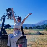Tatiana-Laurence Delarue Instagram - 🌄Levée à l'aube pour mon tout premier vol en Montgolfière au levé du soleil. 🪂Sensation forte non physique comme un saut en parachute, mais visuelle, comme aucunes autres expériences ! ⏳️Parceque dans un ballon le temps est à l'arrêt, un silence unique, propice à la méditation... C'est doux, fort, gracieux, angélique, magique... Une plainitude totale! 🇬🇷Avez-vous déjà fait un vol en Montgolfière ? Ou autre activité sensationnelle, extrême ? #montgolfière #hotairballoon #crete #greece #sunset #creationfrancaise #extrem