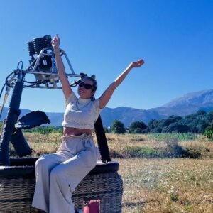 Tatiana-Laurence Delarue Instagram - 🌄Levée à l'aube pour mon tout premier vol en Montgolfière au levé du soleil.

🪂Sensation forte non physique comme un saut en parachute, mais visuelle, comme aucunes autres expériences ! 

⏳️Parceque dans un ballon le temps est à l'arrêt, un silence unique, propice à la méditation...
C'est doux, fort, gracieux, angélique, magique... Une plainitude totale!

🇬🇷Avez-vous déjà fait un vol en Montgolfière ? 
Ou autre activité sensationnelle, extrême ?

 #montgolfière #hotairballoon #crete #greece #sunset #creationfrancaise #extrem