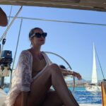 Tatiana-Laurence Delarue Instagram - ⛵️ Départ du port de #heraklion pour vivre un coucher de soleil #sunset à bord... #voilier Moment suspendue dans le temps, avec une équipe de choc et un skipper au top @marcos_skipper Dîner au #coucherdusoleil ça va être magique... A toute touteeeee 🌅 Organisation parfaite by @paulmariecrete 🌺🩷🌺 🇬🇷 #crete #greece