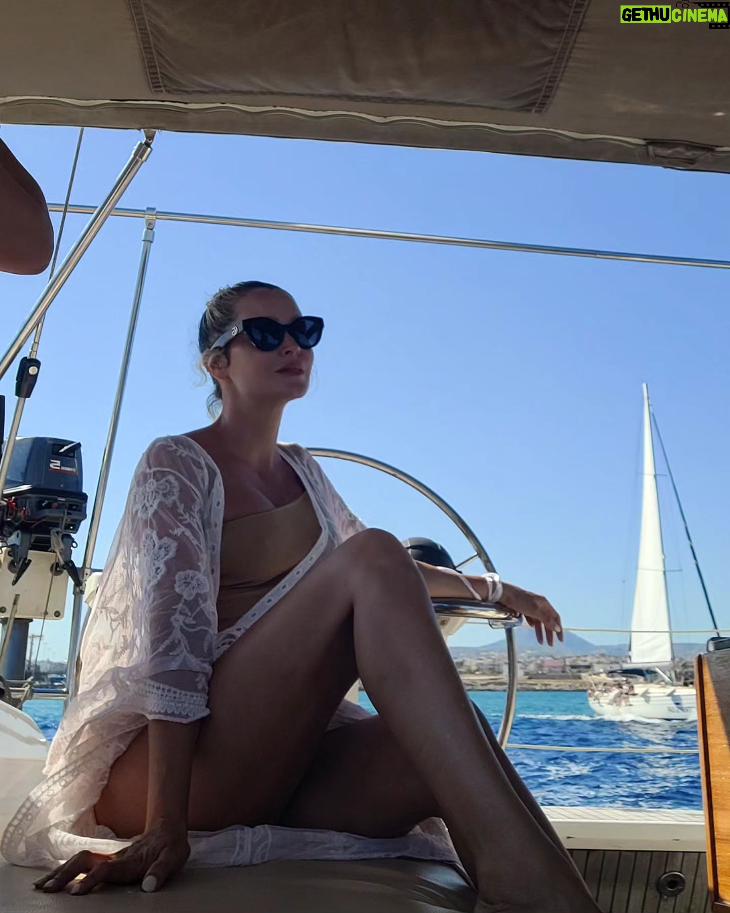 Tatiana-Laurence Delarue Instagram - ⛵️ Départ du port de #heraklion pour vivre un coucher de soleil #sunset à bord... #voilier Moment suspendue dans le temps, avec une équipe de choc et un skipper au top @marcos_skipper Dîner au #coucherdusoleil ça va être magique... A toute touteeeee 🌅 Organisation parfaite by @paulmariecrete 🌺🩷🌺 🇬🇷 #crete #greece