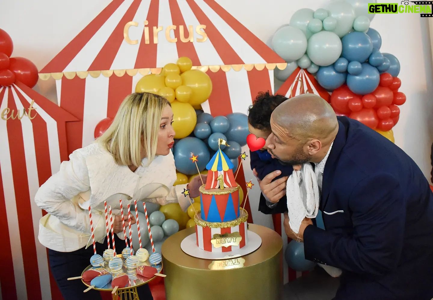 Tatiana-Laurence Delarue Instagram - Matinée, baptême de Newt et maintenant, c'est le moment de fêter ton premier anniversaire 🎂 mon garçon d'amour, avec ta famille, tes amis..... 🎊1 An🎉 Déjà......🤱🏼 bouuuuuuuuuu Ce premier #anniversaire est sur le thème du #cirque 🎪 La salle de réception est assez grande, nous avons pu te réaliser un côté baptême🤍, tout de blanc immaculé et, de l'autre côté #circus avec ton chapiteau pour inviter tes cousins, copains.....🎪 Le 19 Février 2023, 2 événements inoubliables ce même jour 💭 En route pour tes 2 ans Mon Ange.💨 Apré bèf la sé ou🎶🎵