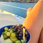 Tatiana-Laurence Delarue Instagram - ⛵️ Départ du port de #heraklion pour vivre un coucher de soleil #sunset à bord... #voilier Moment suspendue dans le temps, avec une équipe de choc et un skipper au top @marcos_skipper Dîner au #coucherdusoleil ça va être magique... A toute touteeeee 🌅 Organisation parfaite by @paulmariecrete 🌺🩷🌺 🇬🇷 #crete #greece