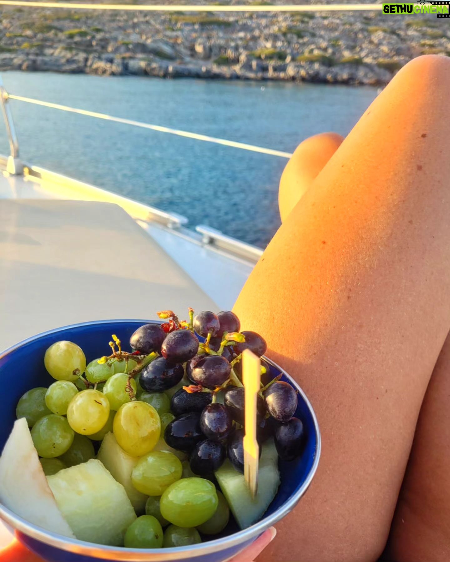Tatiana-Laurence Delarue Instagram - ⛵️ Départ du port de #heraklion pour vivre un coucher de soleil #sunset à bord... #voilier Moment suspendue dans le temps, avec une équipe de choc et un skipper au top @marcos_skipper Dîner au #coucherdusoleil ça va être magique... A toute touteeeee 🌅 Organisation parfaite by @paulmariecrete 🌺🩷🌺 🇬🇷 #crete #greece
