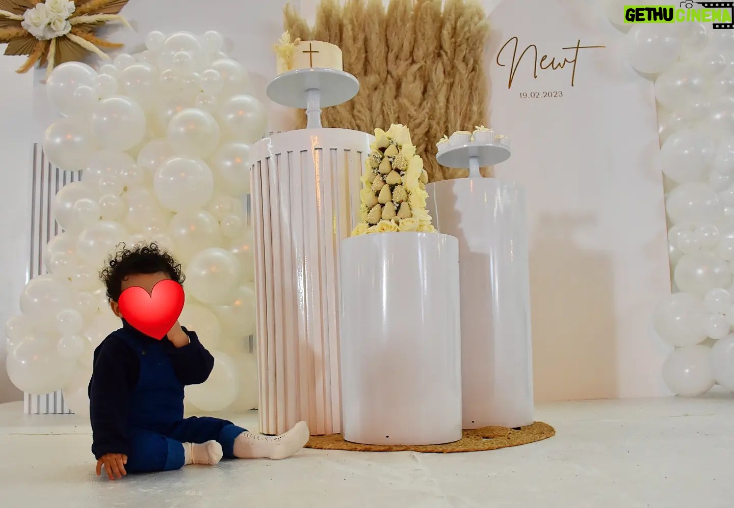Tatiana-Laurence Delarue Instagram - Matinée, baptême de Newt et maintenant, c'est le moment de fêter ton premier anniversaire 🎂 mon garçon d'amour, avec ta famille, tes amis..... 🎊1 An🎉 Déjà......🤱🏼 bouuuuuuuuuu Ce premier #anniversaire est sur le thème du #cirque 🎪 La salle de réception est assez grande, nous avons pu te réaliser un côté baptême🤍, tout de blanc immaculé et, de l'autre côté #circus avec ton chapiteau pour inviter tes cousins, copains.....🎪 Le 19 Février 2023, 2 événements inoubliables ce même jour 💭 En route pour tes 2 ans Mon Ange.💨 Apré bèf la sé ou🎶🎵