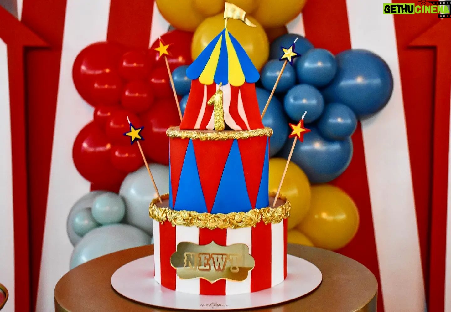 Tatiana-Laurence Delarue Instagram - Matinée, baptême de Newt et maintenant, c'est le moment de fêter ton premier anniversaire 🎂 mon garçon d'amour, avec ta famille, tes amis..... 🎊1 An🎉 Déjà......🤱🏼 bouuuuuuuuuu Ce premier #anniversaire est sur le thème du #cirque 🎪 La salle de réception est assez grande, nous avons pu te réaliser un côté baptême🤍, tout de blanc immaculé et, de l'autre côté #circus avec ton chapiteau pour inviter tes cousins, copains.....🎪 Le 19 Février 2023, 2 événements inoubliables ce même jour 💭 En route pour tes 2 ans Mon Ange.💨 Apré bèf la sé ou🎶🎵