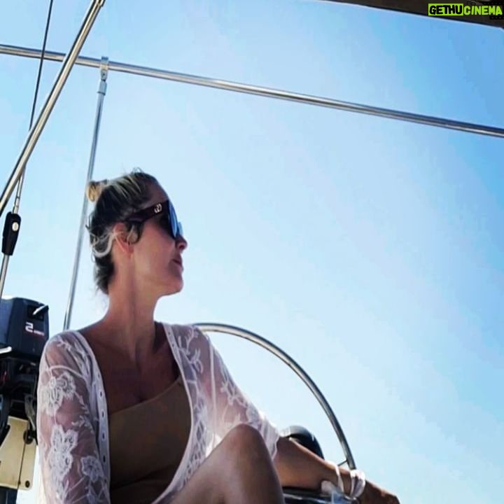 Tatiana-Laurence Delarue Instagram - ⛵️ Départ du port de #heraklion pour vivre un coucher de soleil #sunset à bord... #voilier Moment suspendue dans le temps, avec une équipe de choc et un skipper au top @marcos_skipper Dîner au #coucherdusoleil ça va être magique... A toute touteeeee 🌅 Organisation parfaite by @paulmariecrete 🌺🩷🌺 🇬🇷 #crete #greece