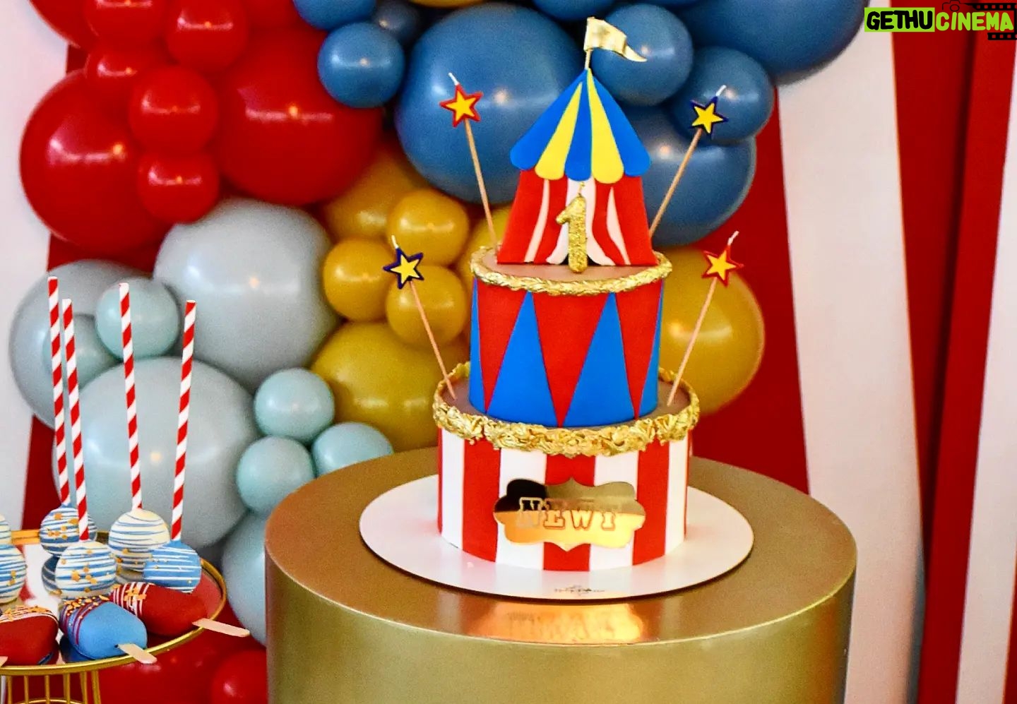 Tatiana-Laurence Delarue Instagram - Matinée, baptême de Newt et maintenant, c'est le moment de fêter ton premier anniversaire 🎂 mon garçon d'amour, avec ta famille, tes amis..... 🎊1 An🎉 Déjà......🤱🏼 bouuuuuuuuuu Ce premier #anniversaire est sur le thème du #cirque 🎪 La salle de réception est assez grande, nous avons pu te réaliser un côté baptême🤍, tout de blanc immaculé et, de l'autre côté #circus avec ton chapiteau pour inviter tes cousins, copains.....🎪 Le 19 Février 2023, 2 événements inoubliables ce même jour 💭 En route pour tes 2 ans Mon Ange.💨 Apré bèf la sé ou🎶🎵