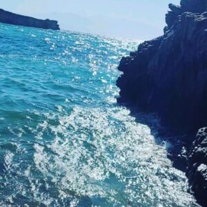 Tatiana-Laurence Delarue Instagram - 🇬🇷Pour découvrir les lieux les plus secrets, les plus sauvages,  les plus poétiques et les plus secrets 🤫...

Il faut savoir grimper, crapahuter,  escalader, oser s'infiltrer, tenter,  prendre un peu de risque, se perdre un peu...

Et les plus belles criques, plages, loin du grand tourisme, s'offrent à vous...

Il y a plus qu'à profiter de la magie du moment 💙🩵
🦵🏽🦵🏽🧜🏼‍♀️🧝🏽‍♀️🏃🏼‍♀️🧗🏼‍♀️🚣🏼‍♀️🚴‍♀️🤸🏼‍♀️🧘🏼‍♀️🏝🛟🛶🌡☀️🪁👙🎒🫧🫶🏼

#crete #greece #paulmarieapartments #beach #sauvage #crique #secret #secretbeach #sea #geropotamosbeach
💆🏼‍♀️ @drstephaniemalogueret 📸

👁 @kadouge_glam_beauty
💇🏼‍♀️ @anthony.mairesse 
💅 @naia_nails_formations
