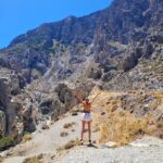 Tatiana-Laurence Delarue Instagram - 🎒Partir avec son sac à dos, à l'aventure, sans ombres aucunes, 🌞 pour y découvrir cette merveille, située là où, la rivière Kourtaliotiko coule, entre les montagnes de Kouroupa et Xiron, vers le sud de l'île. Et finir par ce rafraîchir, sous les cascades #waterfall et cavités des gorges de Kourtaliotiko. Pureté, magie, nature, Terre Mère 🌎... Tout cela possible de l'hôtel @paulmariecrete si sublime et unique 🌺 #roots #crete #greece