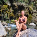 Tatiana-Laurence Delarue Instagram - 🎒Partir avec son sac à dos, à l'aventure, sans ombres aucunes, 🌞 pour y découvrir cette merveille, située là où, la rivière Kourtaliotiko coule, entre les montagnes de Kouroupa et Xiron, vers le sud de l'île. Et finir par ce rafraîchir, sous les cascades #waterfall et cavités des gorges de Kourtaliotiko. Pureté, magie, nature, Terre Mère 🌎... Tout cela possible de l'hôtel @paulmariecrete si sublime et unique 🌺 #roots #crete #greece