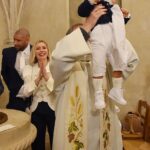 Tatiana-Laurence Delarue Instagram - Bébé Newt, Louis. T'es parents, ta famille, tes amis, sont heureux de t'entourer , en ce grand jour important du 19 Février 2023, pour t'accompagner sur le chemin de la spiritualité, de la bontée, de la bienveillance, du don de soi, de la lumière et de l'amour éternel. Tu seras toujours accompagné sur le chemin que tu choisira, qui te ressemblera, qui te semblera être bon pour toi. Aujourd'hui, c'est juste le commencement de la connection de ta si jolie âme, à ta vie spirituelle. Mon Baptisé, ta Maman t'aime si fort, je suis si fière de toi, tu es beau, dans tout ton ensemble. Tu seras plus tard, ce que tu es déjà, un garçon, souriant, doux, aimant, respectueux, protecteur, câlin, intègre... Une boule d'amour et de tendresse. Que la vie te protège mon bébé. 🙏🏼🕯⛪️🔱 Amen #baptême
