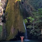 Tatiana-Laurence Delarue Instagram - 🇬🇷🌊Cascade magique⛰️🧗🏼‍♀️ Dans les #richtisgorge Il faut sous les 40 degrés, ce donner la force pour y parvenir, mais la magie de l'arrivée en vaut la randonnée. Quelques petites frayeurs de glissade, de jump, de badaboum... Mais 💪🏼 🫶🏼Je ne pense qu'à une seule chose sur place... Vivre ça avec Toi💭🐨 L'année prochaine tu auras 2ans et demi, on partira ensemble mon petit aventurier. Je souhaite que tu découvres ce monde féerique, que nous offre notre si belle 🌎 ❤️ #cascade #waterfall #greece #crete #trek #richtisgorge #grece #trekking #randonnée
