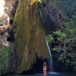 Tatiana-Laurence Delarue Instagram - 🇬🇷🌊Cascade magique⛰️🧗🏼‍♀️ Dans les #richtisgorge Il faut sous les 40 degrés, ce donner la force pour y parvenir, mais la magie de l'arrivée en vaut la randonnée. Quelques petites frayeurs de glissade, de jump, de badaboum... Mais 💪🏼 🫶🏼Je ne pense qu'à une seule chose sur place... Vivre ça avec Toi💭🐨 L'année prochaine tu auras 2ans et demi, on partira ensemble mon petit aventurier. Je souhaite que tu découvres ce monde féerique, que nous offre notre si belle 🌎 ❤️ #cascade #waterfall #greece #crete #trek #richtisgorge #grece #trekking #randonnée